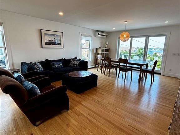 4th image of 433 Wolcott Ave