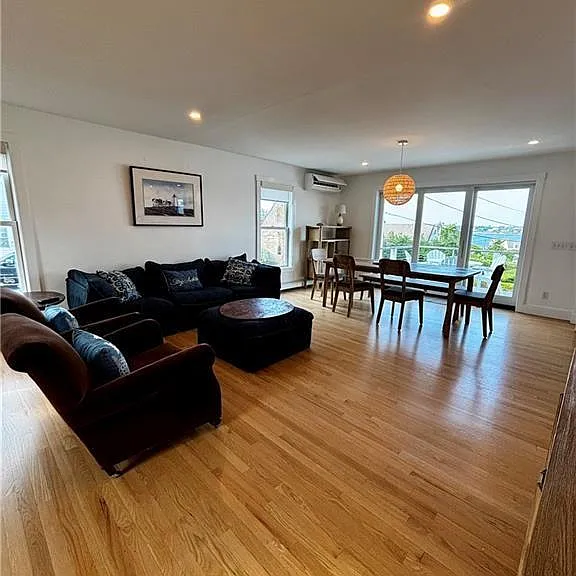 433 Wolcott Ave — Photo 4