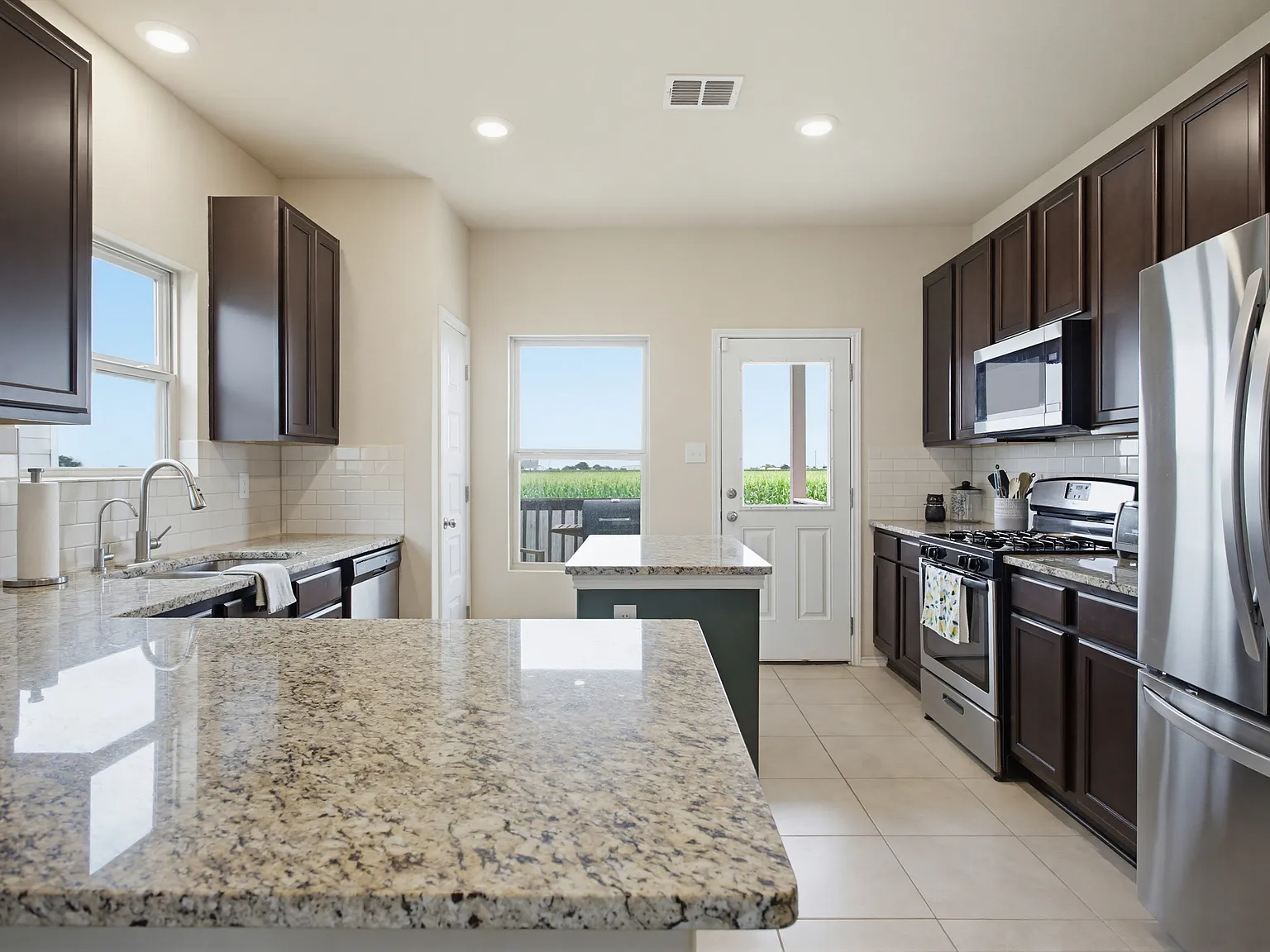 4 bed, 2.5 bath, 2039 sqft, $1,875 — Photo 2