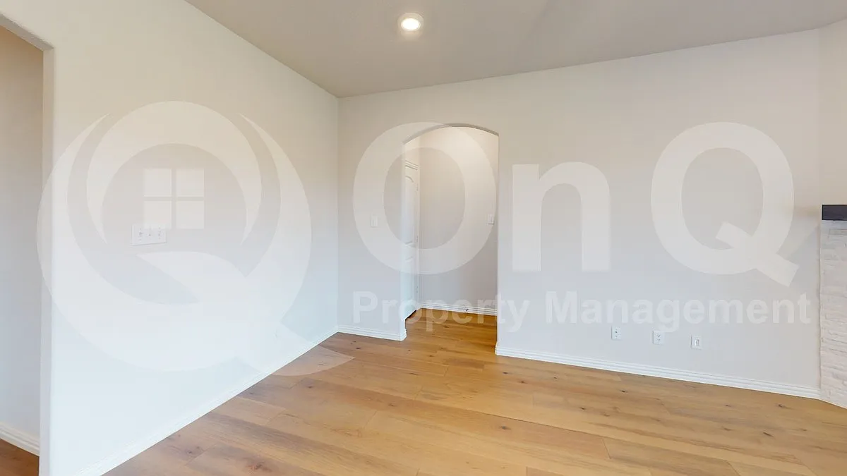 4 bed, 2.5 bath, 2096 sqft, $2,800 — Photo 4