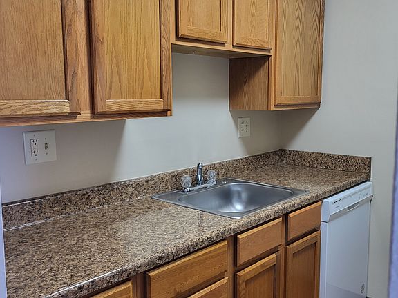 4th image of 6 Chateau Pl #9