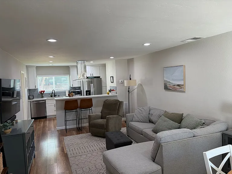 808 Laurelwood Ct — Photo 5