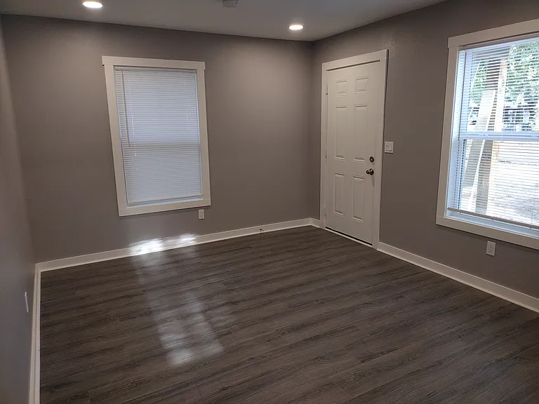 410 W Scott St — Photo 4