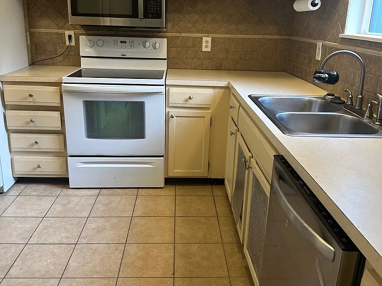 2811 Riverside Dr — Photo 14