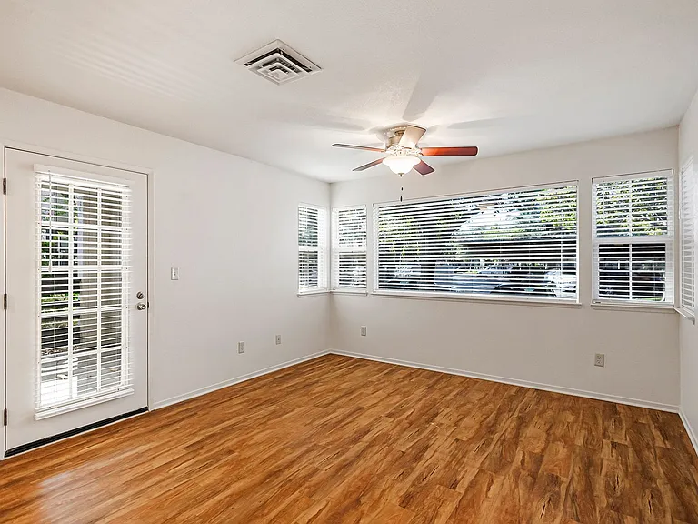 Amanda Place Apartments — Photo 38
