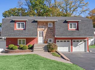 60 Knight Ln, Kings Park, NY 11754