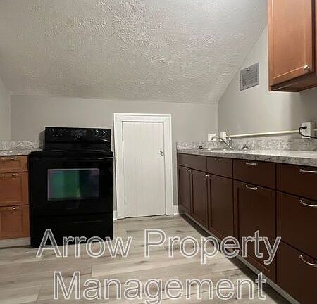 4th image of 3304 S 40th St #4