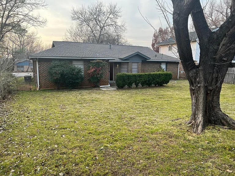 513 Simmons Dr — Photo 2