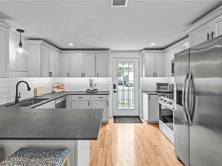 484 Thames St — Photo 5