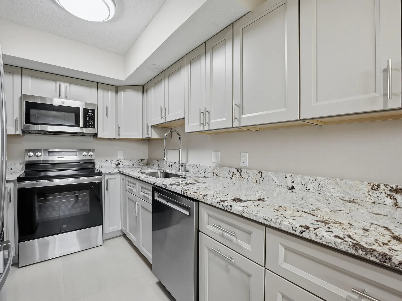 4 bed, 2.5 bath, 1400 sqft, $3,400 — Photo 4