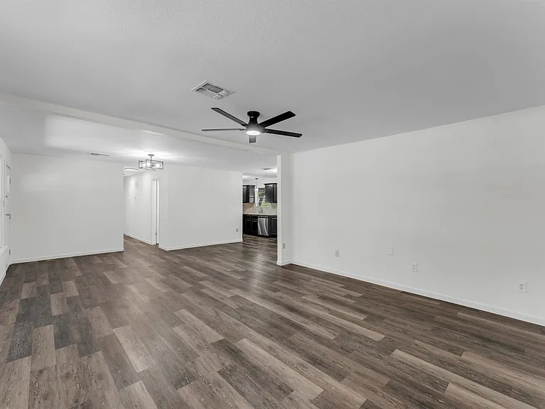 1803 Bluebonnet Ln — Photo 9