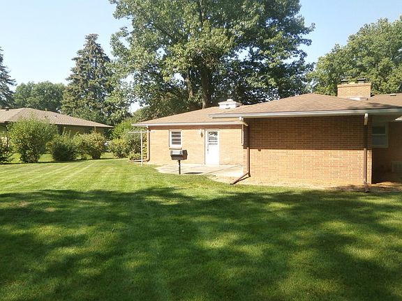 3rd image of 2019 Edgebrook Dr