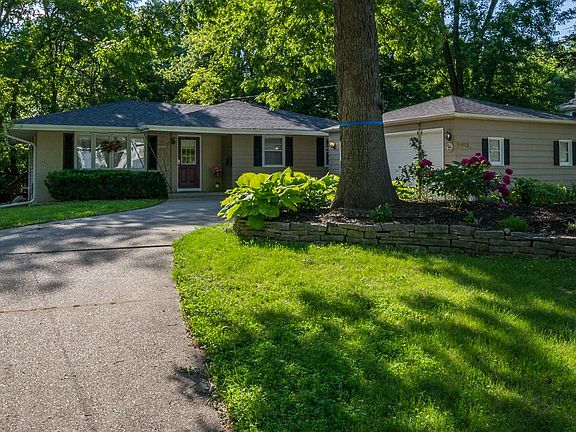 Circle driveway to home 