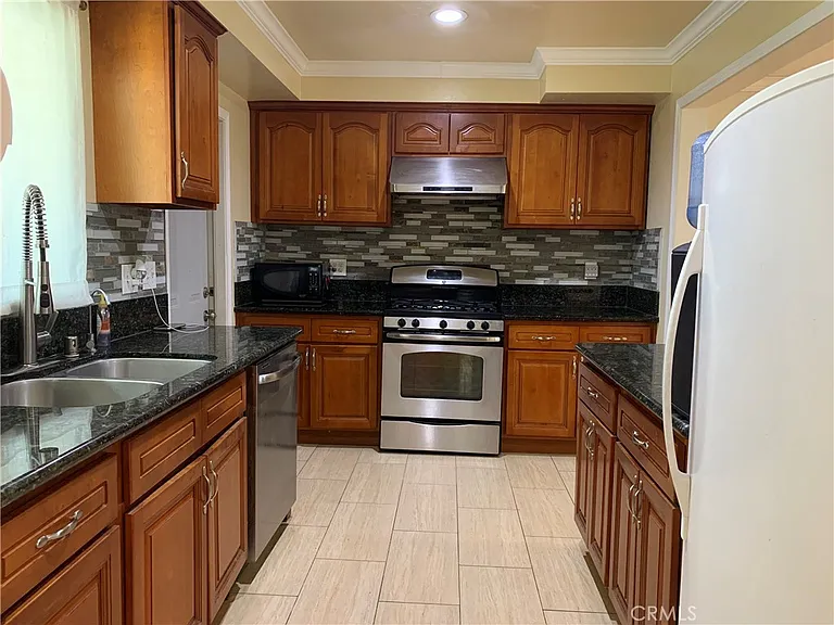 1638 Grove Pl — Photo 3