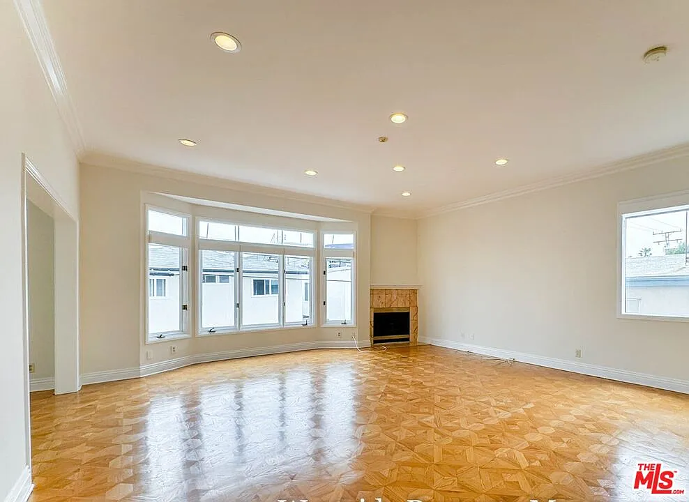 2 bed, 2.5 bath, 1583 sqft, $6,350 — Photo 3