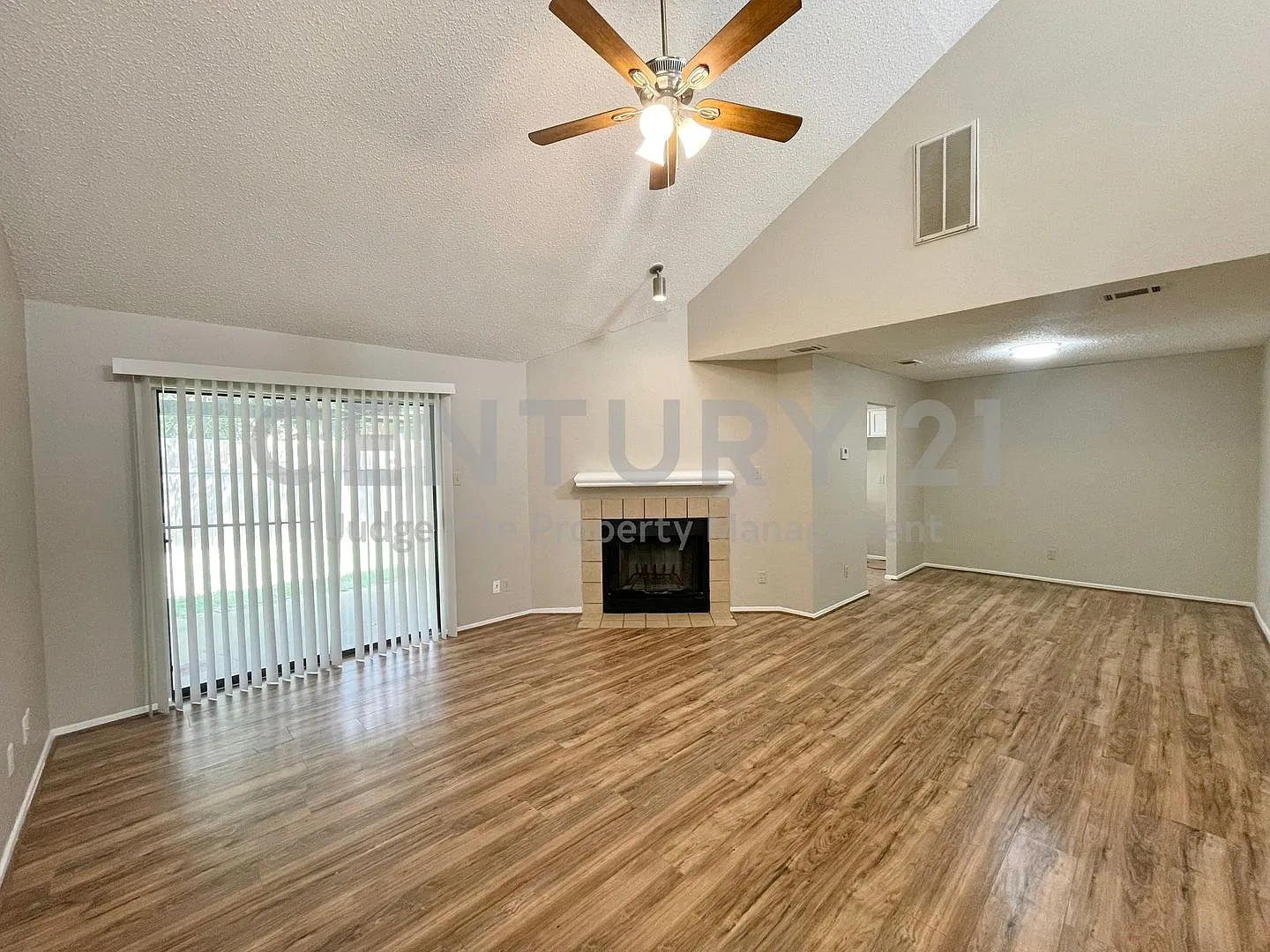 Cute 2-Story 2/2/2 Townhome in Irving For Rent! — Photo 3