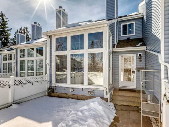 28 NE Berwick Cres NW #29, Calgary, AB T3K 1Y7