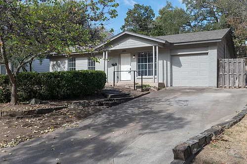 2704 Carnarvon Ln Photo 1
