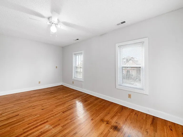 1378 1/2 Indianola Ave — Photo 6