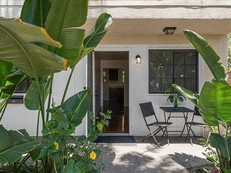 22521 Victory Blvd #B — Photo 12