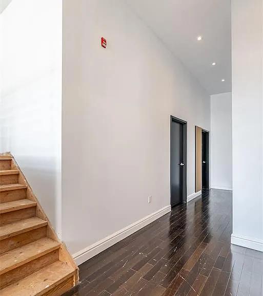 138 King St W #302 — Photo 8