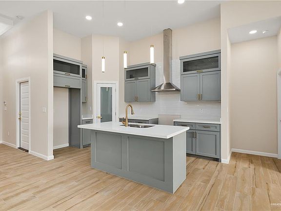 4th image of 3104 Zarzamora Ave
