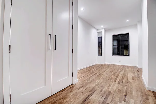 Rented by Urbane Brokerage | media 25