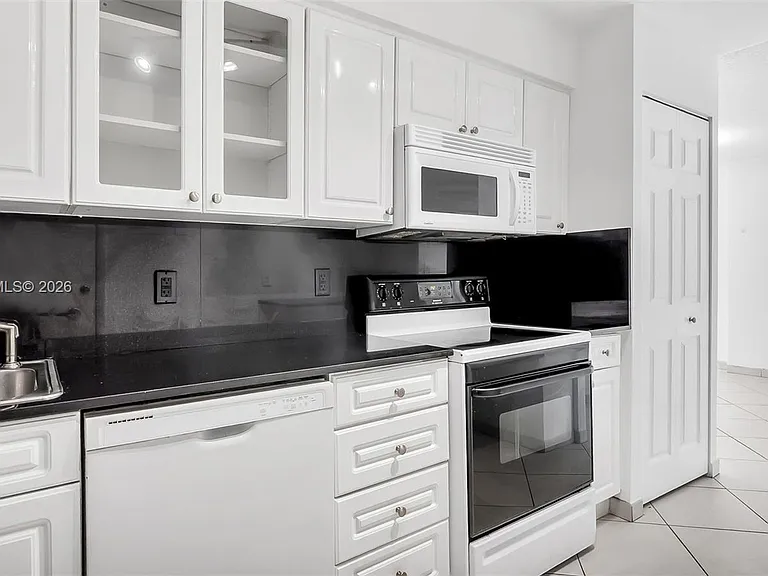 6770 Indian Creek Dr #15B — Photo 12