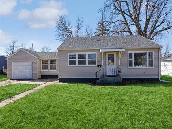 1517 Summer St, Grinnell, IA 50112