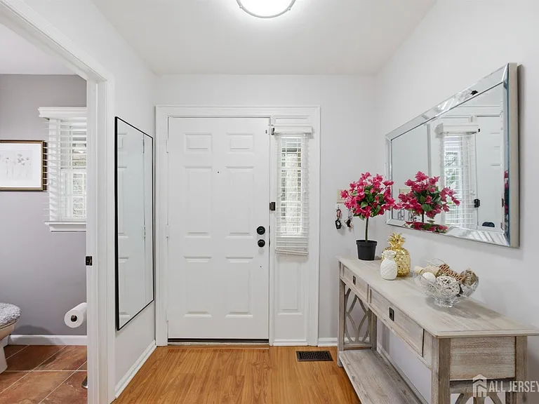 3 Dorchester Dr — Photo 8