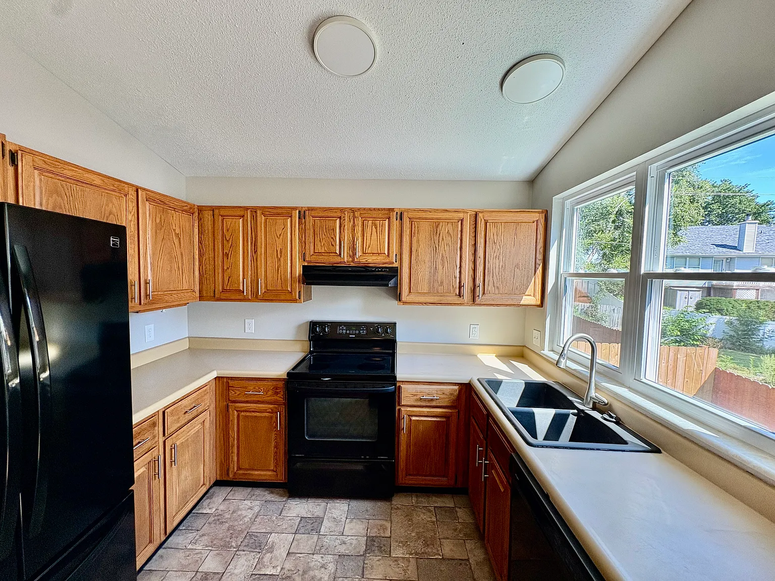 4 bed, 2000 sqft, $2,100 — Photo 3