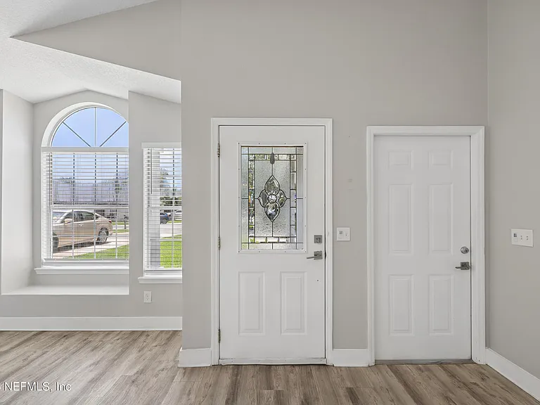 204 Crosstern Ct — Photo 5