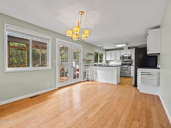 4th image of 2066 40th St