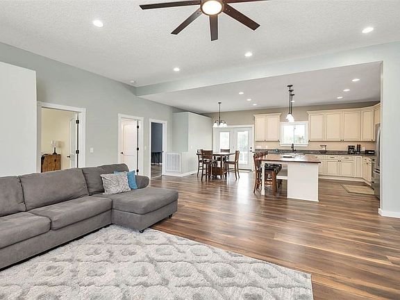 4th image of 61 Bradley Ln