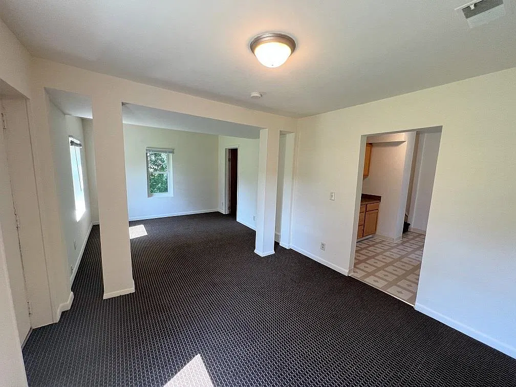 3 bed, 1.0 bath, 1300 sqft, $1,300 — Photo 2