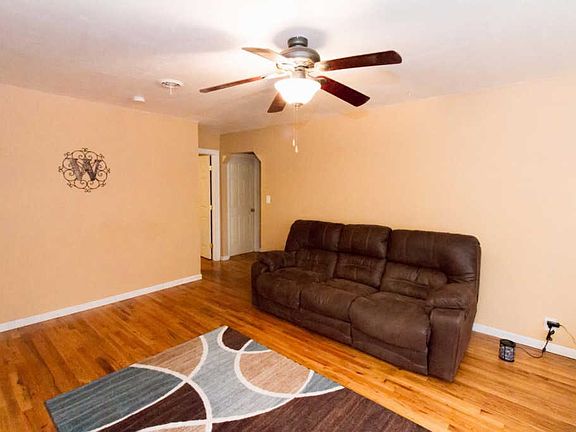 5th image of 800 S Park Blvd