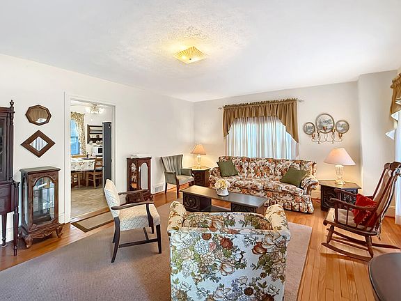 3rd image of 105 Walnut St