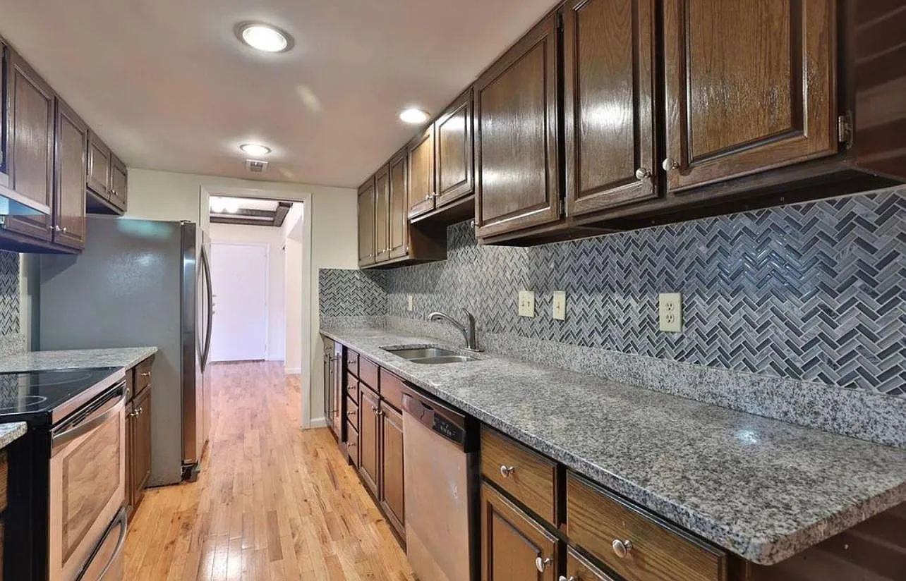 15 Vale Ave — Photo 1