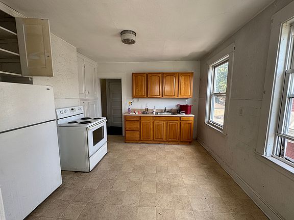 4th image of 7 Banks St #2R