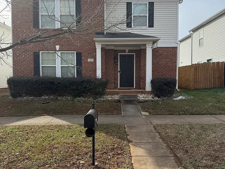 722 Sinclair Dr — Photo 1