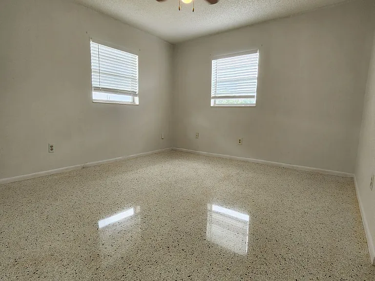 2518 Seneca Ave — Photo 6