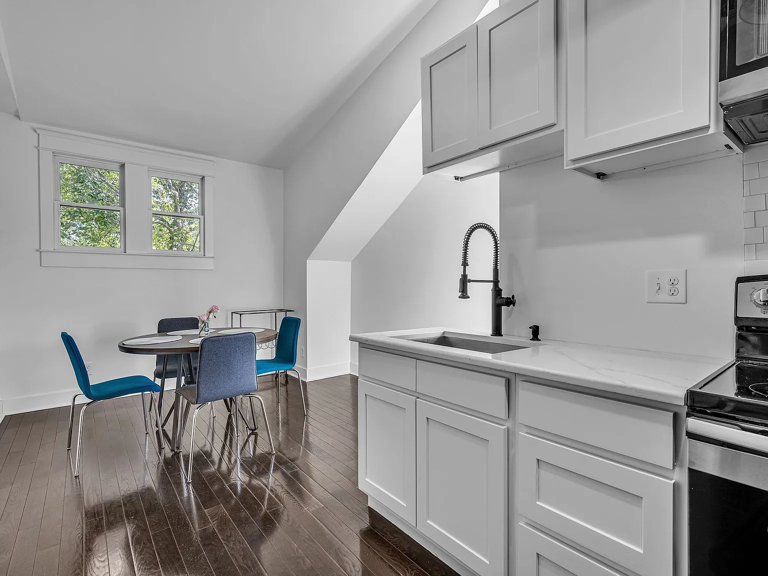 945 Mansfield Ave — Photo 3