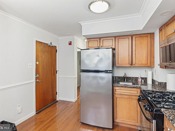 5th image of 2333 Catharine St Floor 1