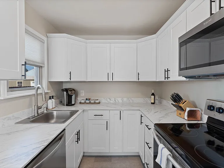 4207 N Normandie St — Photo 2