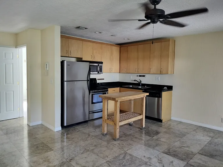 728 NE 13th Ct — Photo 6