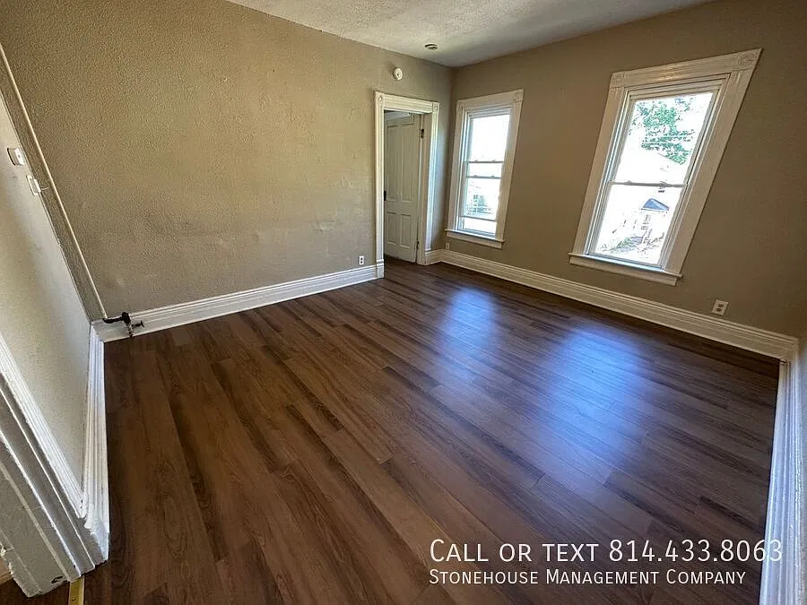 Clean 2 bedroom upper available! — Photo 3