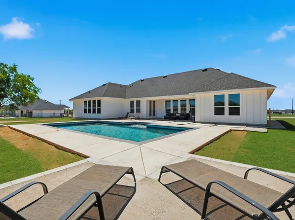 113 Hidden Hills, Floresville, TX 78114