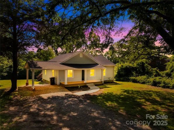 1528 Avondale Dr, Statesville, NC 28625