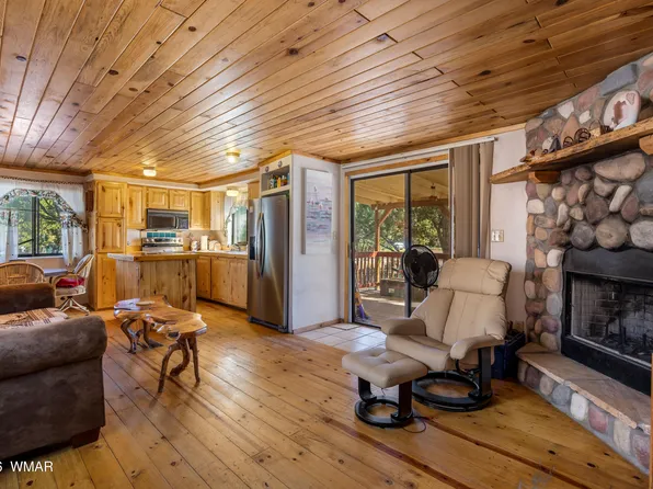2075 Pinewood Dr, Overgaard, AZ 85933