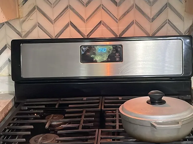 Gas Range
Above Range Microwave